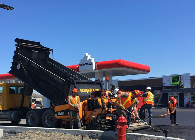 Travaux de pavages dans la station-essence pétro-canada