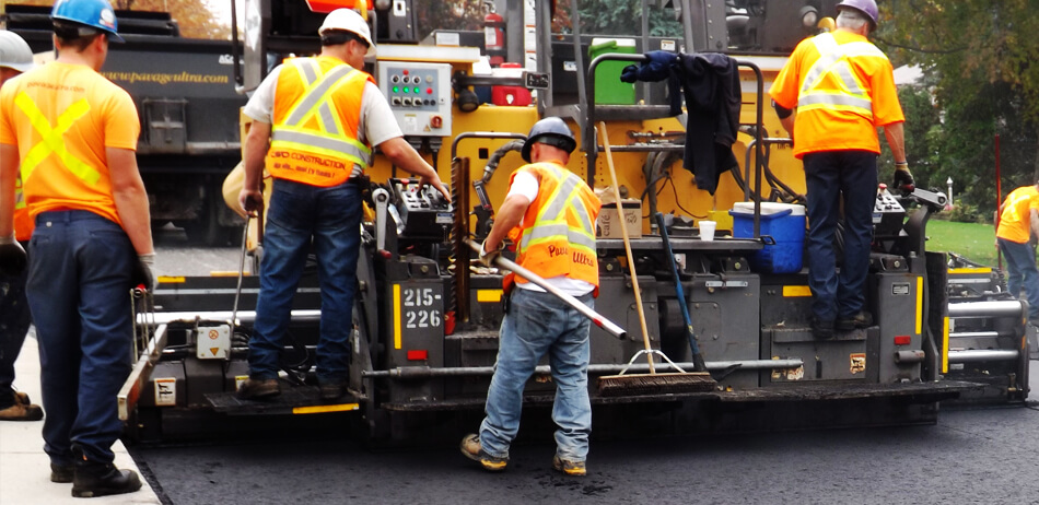 Équipe de pavage dans leur environnement de travail